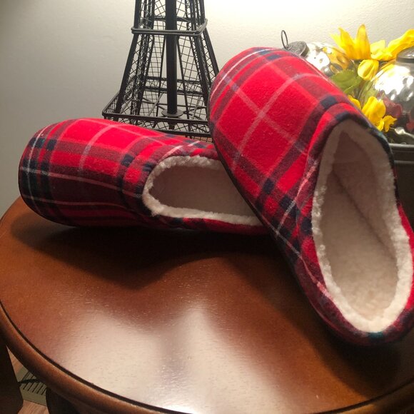 NWT - Studio 1886 Red Plaid Slippers - Size M (7-8) - Picture 1 of 6